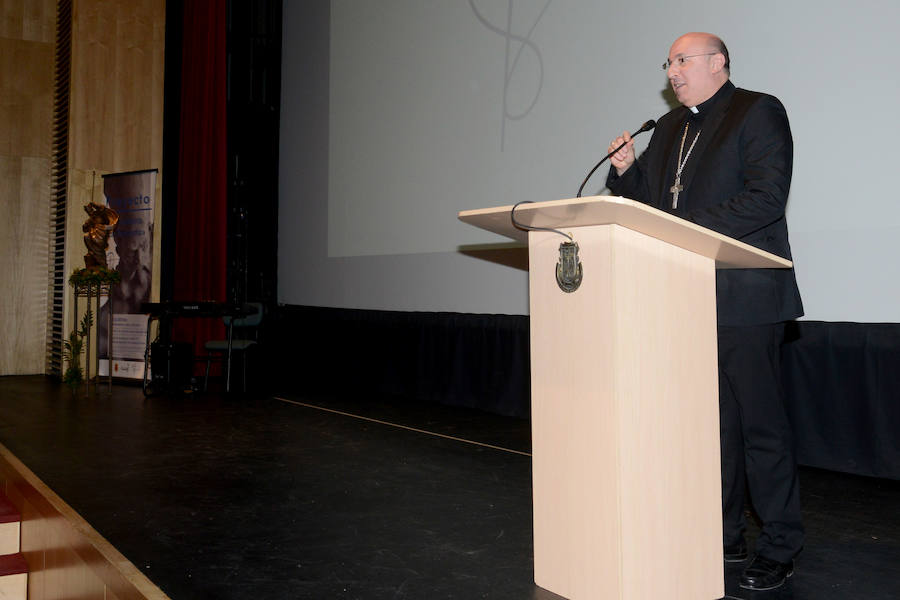 El teatro Mira de Amescua acogió la presentación del monumento que la ciudad de Guadix pretende levantar en honor a su patrón. 