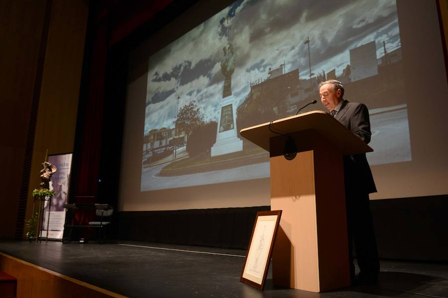 El teatro Mira de Amescua acogió la presentación del monumento que la ciudad de Guadix pretende levantar en honor a su patrón. 