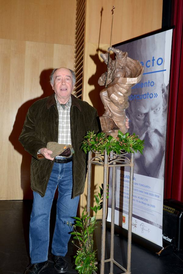 El teatro Mira de Amescua acogió la presentación del monumento que la ciudad de Guadix pretende levantar en honor a su patrón. 