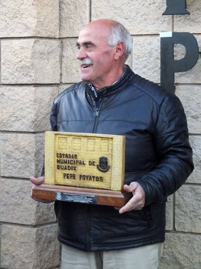Familiares, amigos, familias compuesta por miembros de diferentes generaciones que han ido pasando por las instalaciones deportivas municipales, corporativos… Todos se han volcado esta tarde con Pepe Poyatos, trabajador municipal a cargo de las instalaciones deportivas municipales durante años que desde hoy da nombre al municipal accitano. 