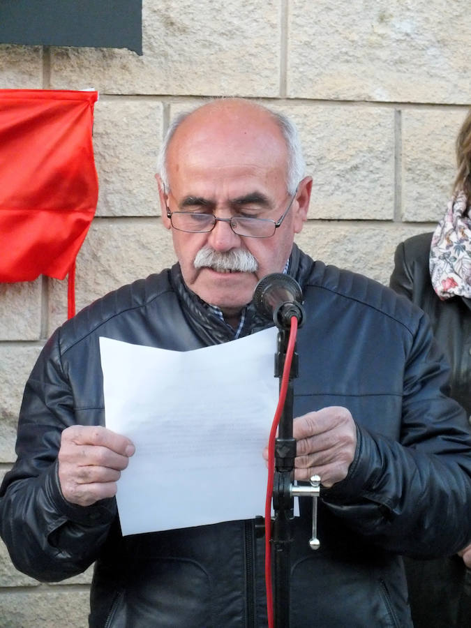 Familiares, amigos, familias compuesta por miembros de diferentes generaciones que han ido pasando por las instalaciones deportivas municipales, corporativos… Todos se han volcado esta tarde con Pepe Poyatos, trabajador municipal a cargo de las instalaciones deportivas municipales durante años que desde hoy da nombre al municipal accitano. 