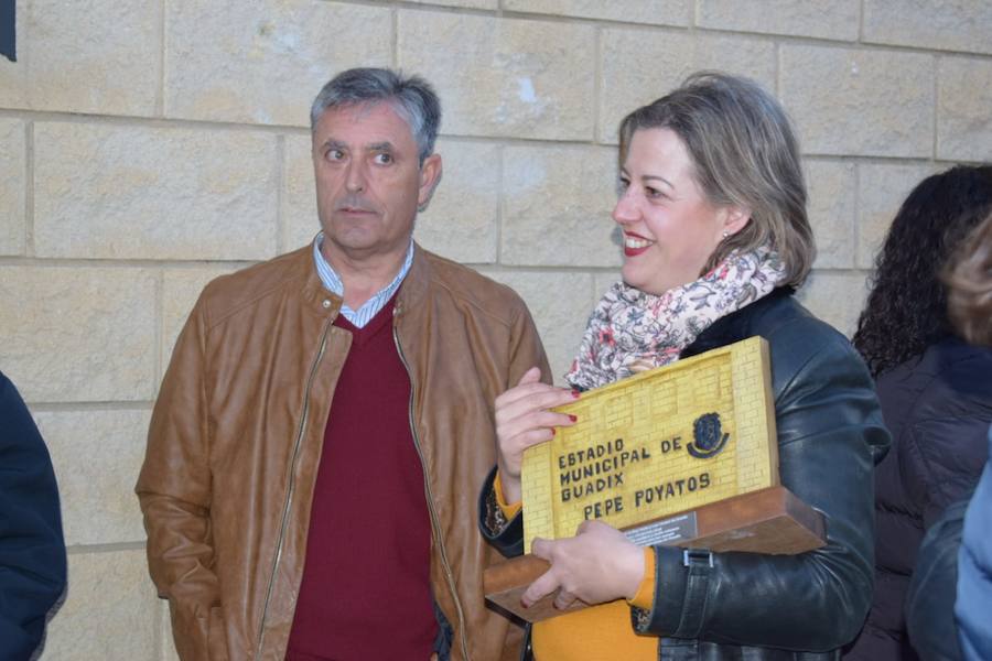 Familiares, amigos, familias compuesta por miembros de diferentes generaciones que han ido pasando por las instalaciones deportivas municipales, corporativos… Todos se han volcado esta tarde con Pepe Poyatos, trabajador municipal a cargo de las instalaciones deportivas municipales durante años que desde hoy da nombre al municipal accitano. 