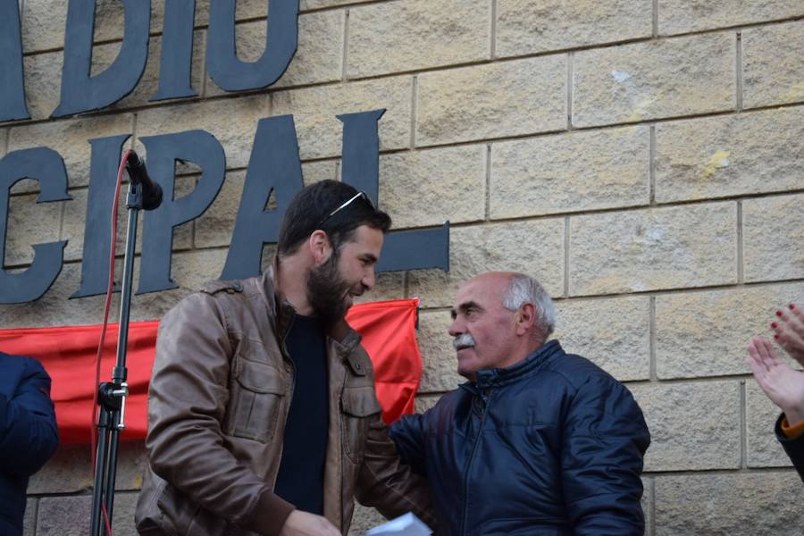 Familiares, amigos, familias compuesta por miembros de diferentes generaciones que han ido pasando por las instalaciones deportivas municipales, corporativos… Todos se han volcado esta tarde con Pepe Poyatos, trabajador municipal a cargo de las instalaciones deportivas municipales durante años que desde hoy da nombre al municipal accitano. 