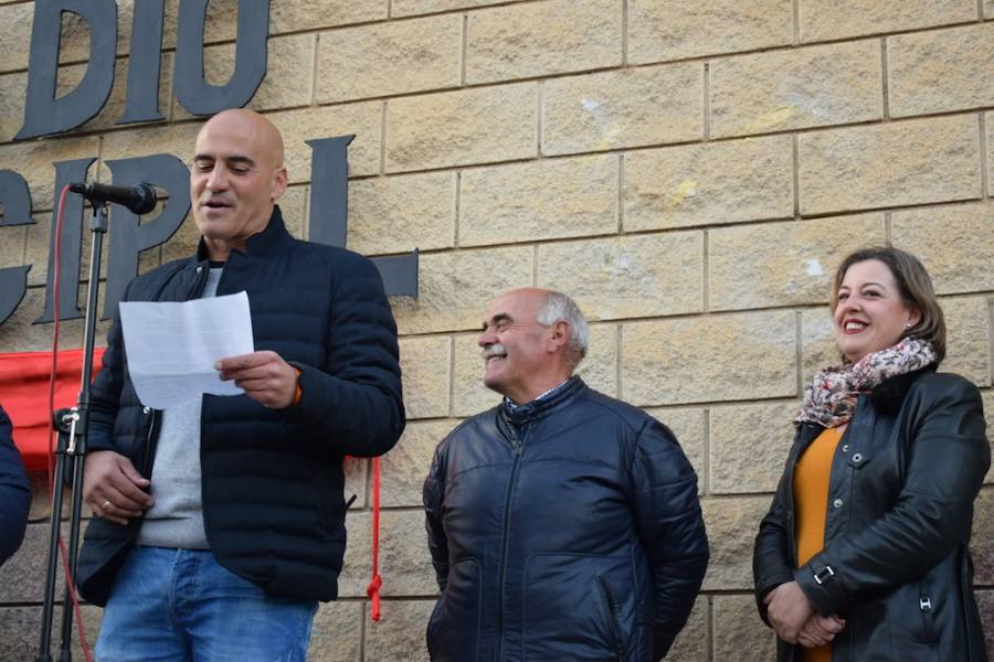 Familiares, amigos, familias compuesta por miembros de diferentes generaciones que han ido pasando por las instalaciones deportivas municipales, corporativos… Todos se han volcado esta tarde con Pepe Poyatos, trabajador municipal a cargo de las instalaciones deportivas municipales durante años que desde hoy da nombre al municipal accitano. 