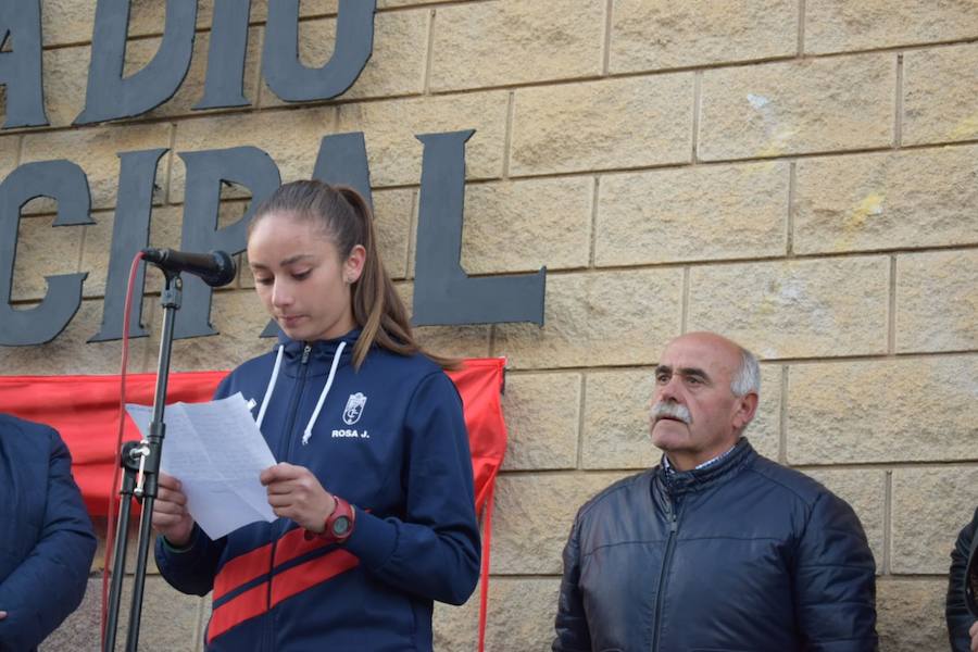 Familiares, amigos, familias compuesta por miembros de diferentes generaciones que han ido pasando por las instalaciones deportivas municipales, corporativos… Todos se han volcado esta tarde con Pepe Poyatos, trabajador municipal a cargo de las instalaciones deportivas municipales durante años que desde hoy da nombre al municipal accitano. 