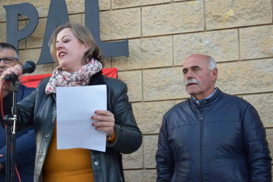 Familiares, amigos, familias compuesta por miembros de diferentes generaciones que han ido pasando por las instalaciones deportivas municipales, corporativos… Todos se han volcado esta tarde con Pepe Poyatos, trabajador municipal a cargo de las instalaciones deportivas municipales durante años que desde hoy da nombre al municipal accitano. 