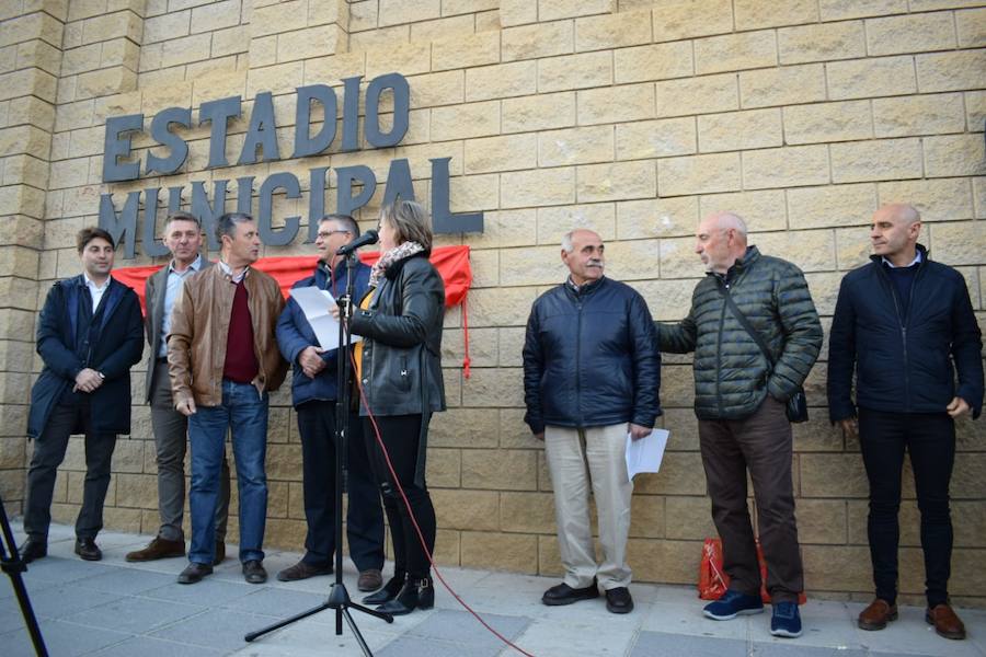 Familiares, amigos, familias compuesta por miembros de diferentes generaciones que han ido pasando por las instalaciones deportivas municipales, corporativos… Todos se han volcado esta tarde con Pepe Poyatos, trabajador municipal a cargo de las instalaciones deportivas municipales durante años que desde hoy da nombre al municipal accitano. 