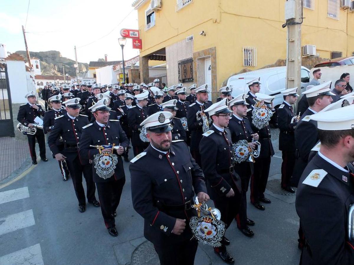 La Hermandad de Pasión y Rosario abrió la Semana Santa accitana. La corporación presentaba varios estrenos este año, la curz de guia, un tramo de nazarenos con el hábito de la hermandad y dos incensarios.
