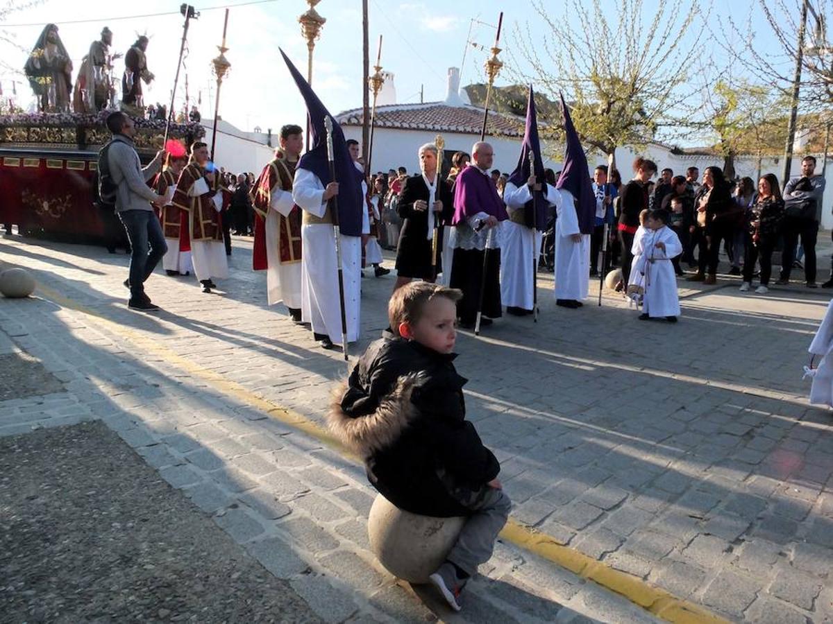 La Hermandad de Pasión y Rosario abrió la Semana Santa accitana. La corporación presentaba varios estrenos este año, la curz de guia, un tramo de nazarenos con el hábito de la hermandad y dos incensarios.