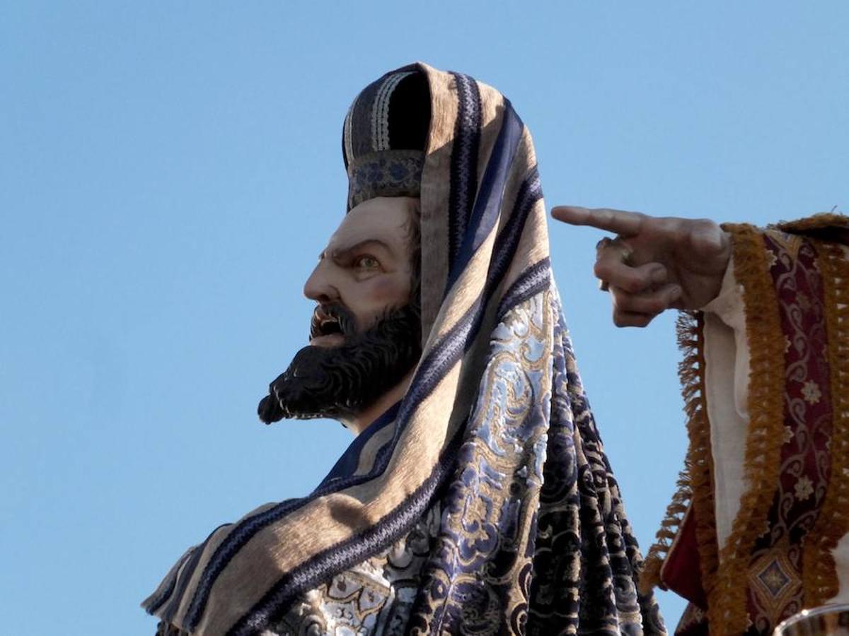 La Hermandad de Pasión y Rosario abrió la Semana Santa accitana. La corporación presentaba varios estrenos este año, la curz de guia, un tramo de nazarenos con el hábito de la hermandad y dos incensarios.