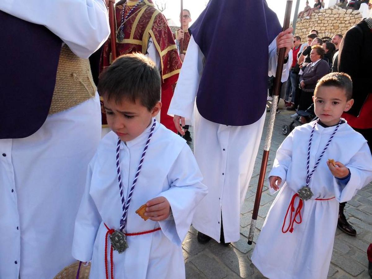 La Hermandad de Pasión y Rosario abrió la Semana Santa accitana. La corporación presentaba varios estrenos este año, la curz de guia, un tramo de nazarenos con el hábito de la hermandad y dos incensarios.