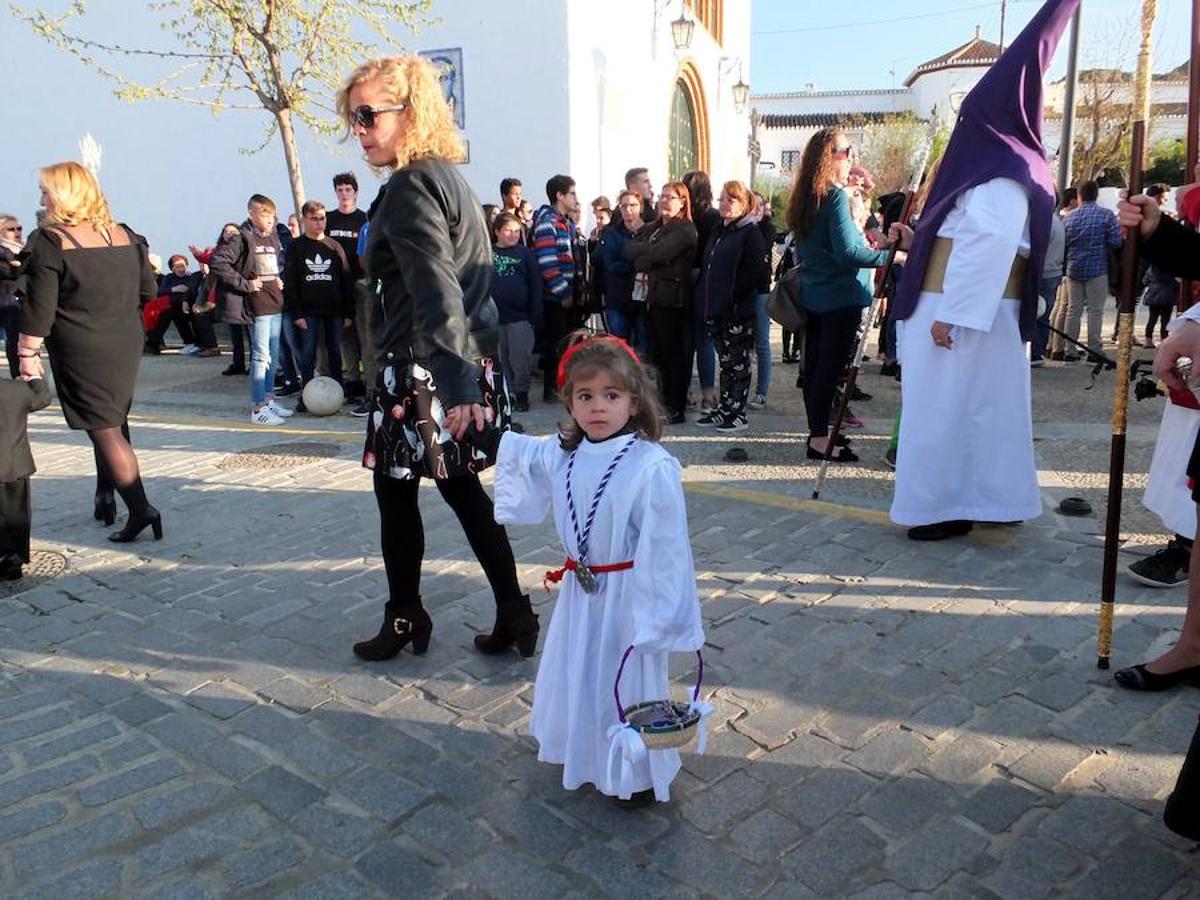 La Hermandad de Pasión y Rosario abrió la Semana Santa accitana. La corporación presentaba varios estrenos este año, la curz de guia, un tramo de nazarenos con el hábito de la hermandad y dos incensarios.