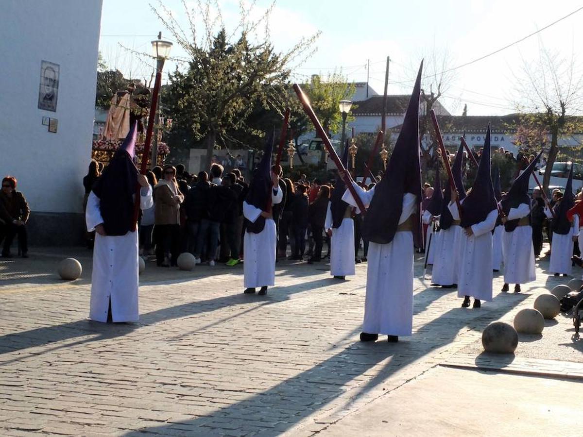 La Hermandad de Pasión y Rosario abrió la Semana Santa accitana. La corporación presentaba varios estrenos este año, la curz de guia, un tramo de nazarenos con el hábito de la hermandad y dos incensarios.
