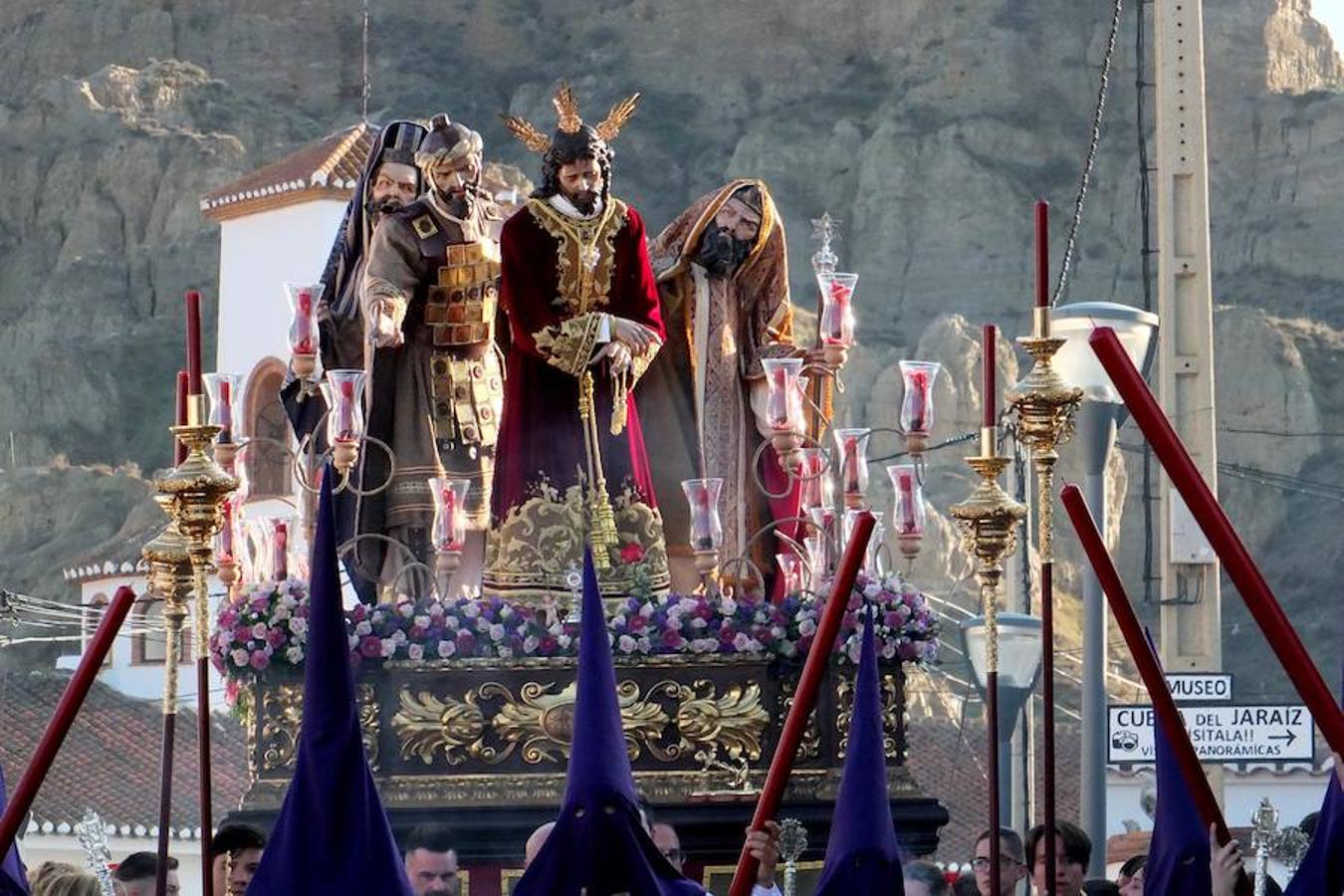 La Hermandad de Pasión y Rosario abrió la Semana Santa accitana. La corporación presentaba varios estrenos este año, la curz de guia, un tramo de nazarenos con el hábito de la hermandad y dos incensarios.