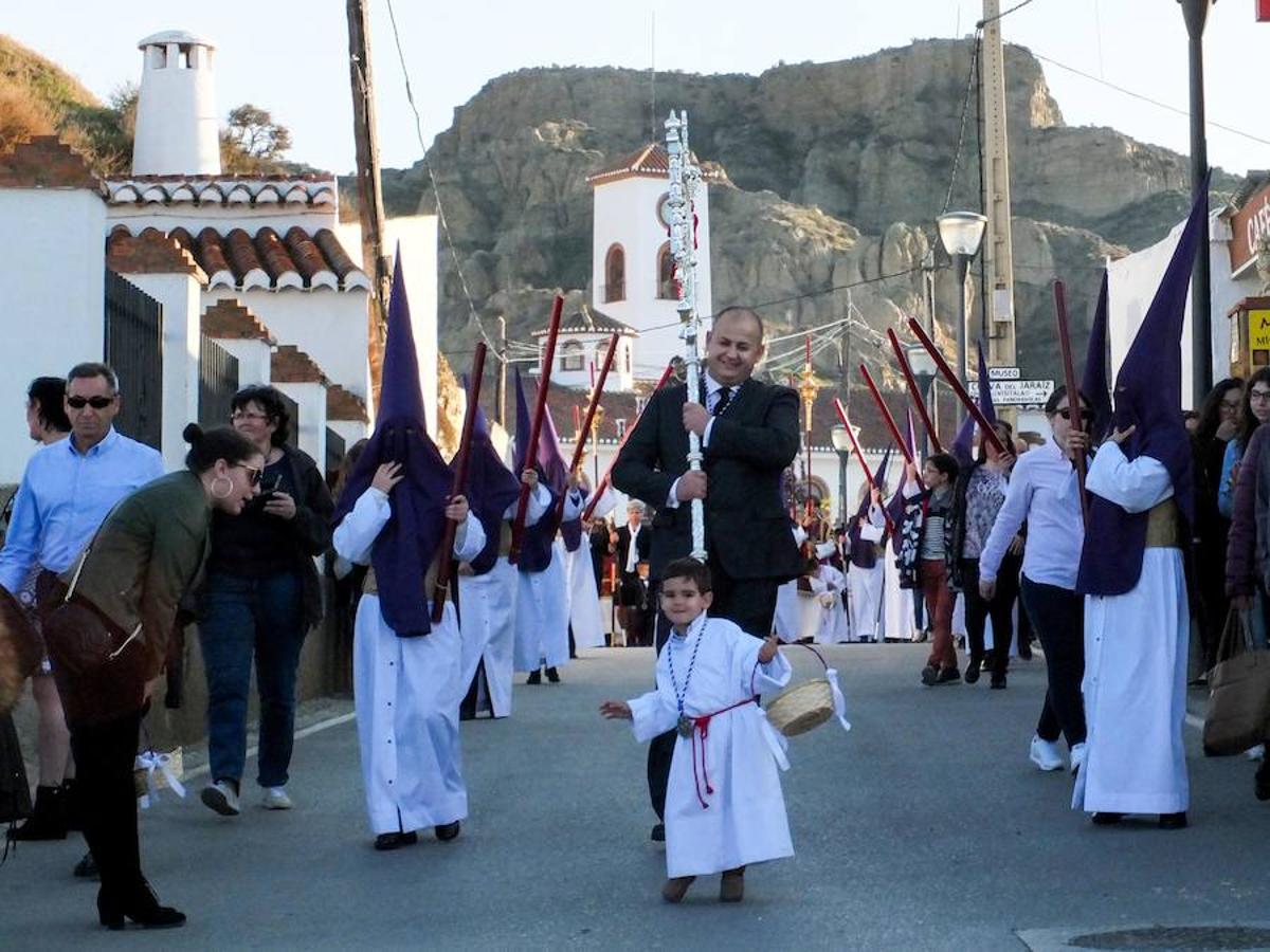 La Hermandad de Pasión y Rosario abrió la Semana Santa accitana. La corporación presentaba varios estrenos este año, la curz de guia, un tramo de nazarenos con el hábito de la hermandad y dos incensarios.