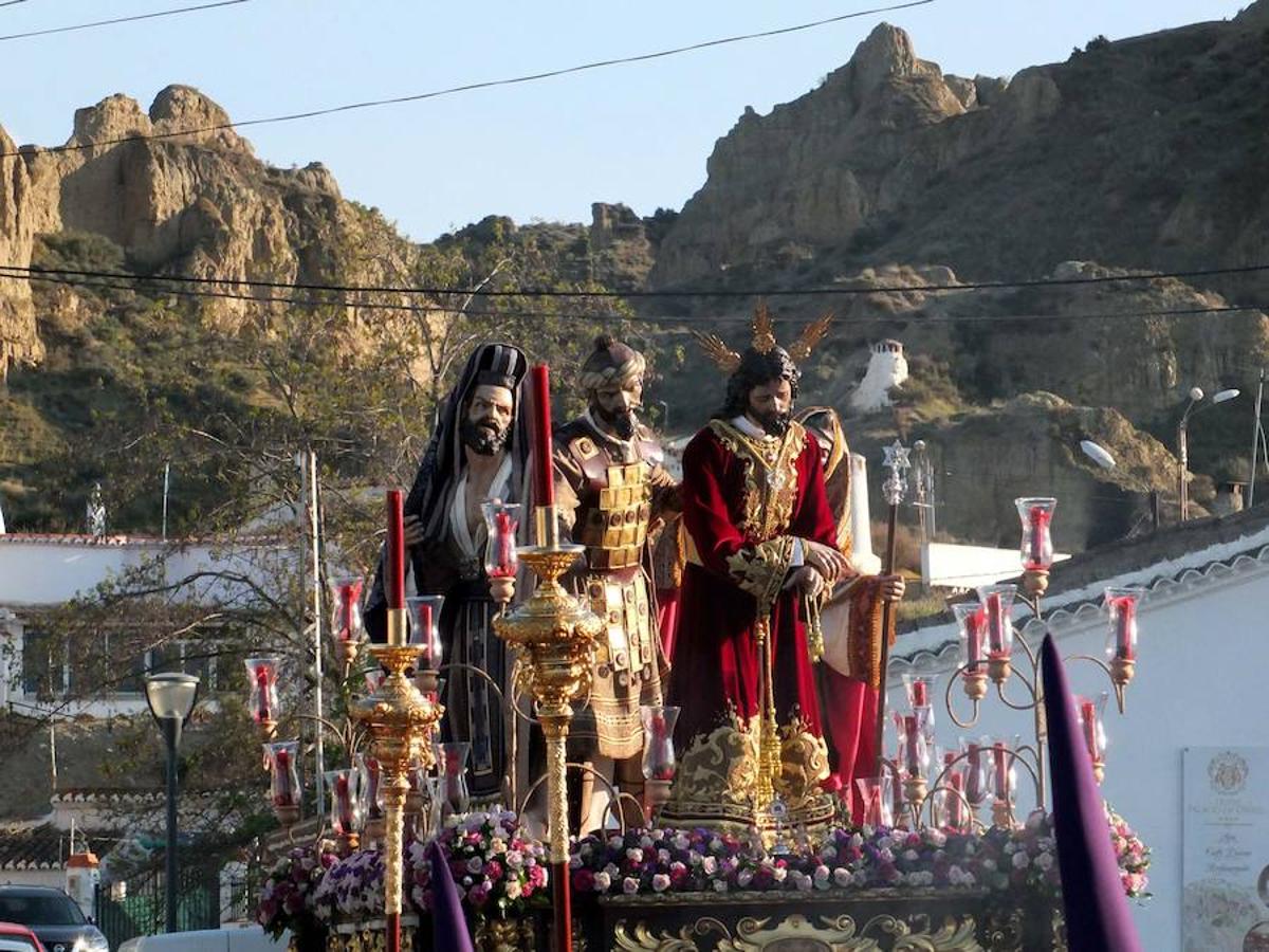 La Hermandad de Pasión y Rosario abrió la Semana Santa accitana. La corporación presentaba varios estrenos este año, la curz de guia, un tramo de nazarenos con el hábito de la hermandad y dos incensarios.