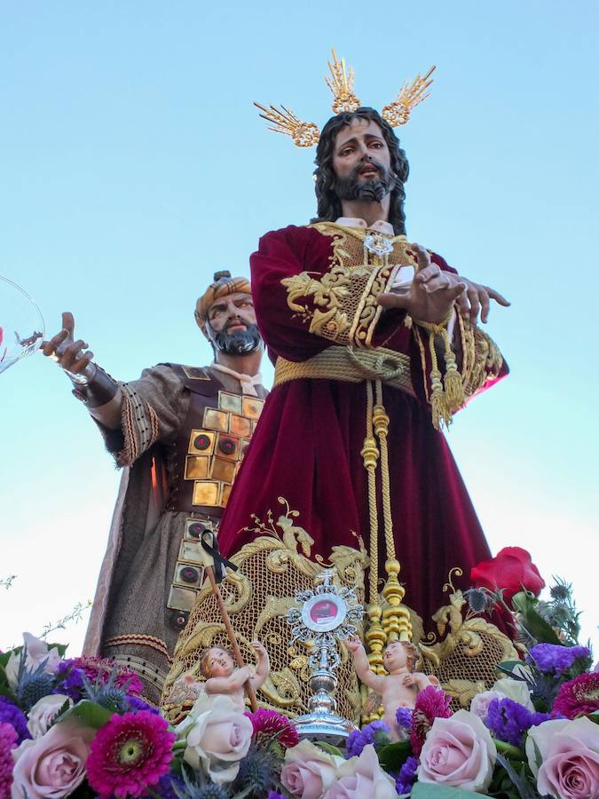La Hermandad de Pasión y Rosario abrió la Semana Santa accitana. La corporación presentaba varios estrenos este año, la curz de guia, un tramo de nazarenos con el hábito de la hermandad y dos incensarios.