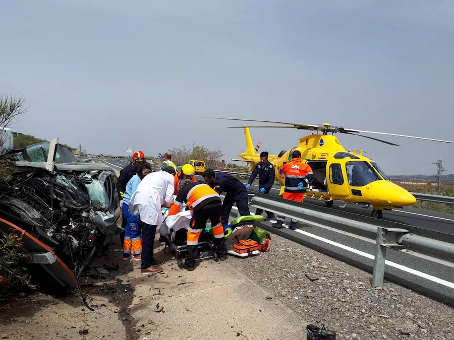 El accidente ha ocurrido en torno a las doce del mediodía en el kilómetro 326 de la autovía, en sentido Almería, por causas por determinar. Hasta el lugar se han desplazado tres bomberos equipados con dos vehículos que han empleado en torno a una hora y media en rescatar a la única ocupante del vehículo accidentado, una operación en la que se ha hecho preciso descarcelar parte del turismo para poder liberarla, 