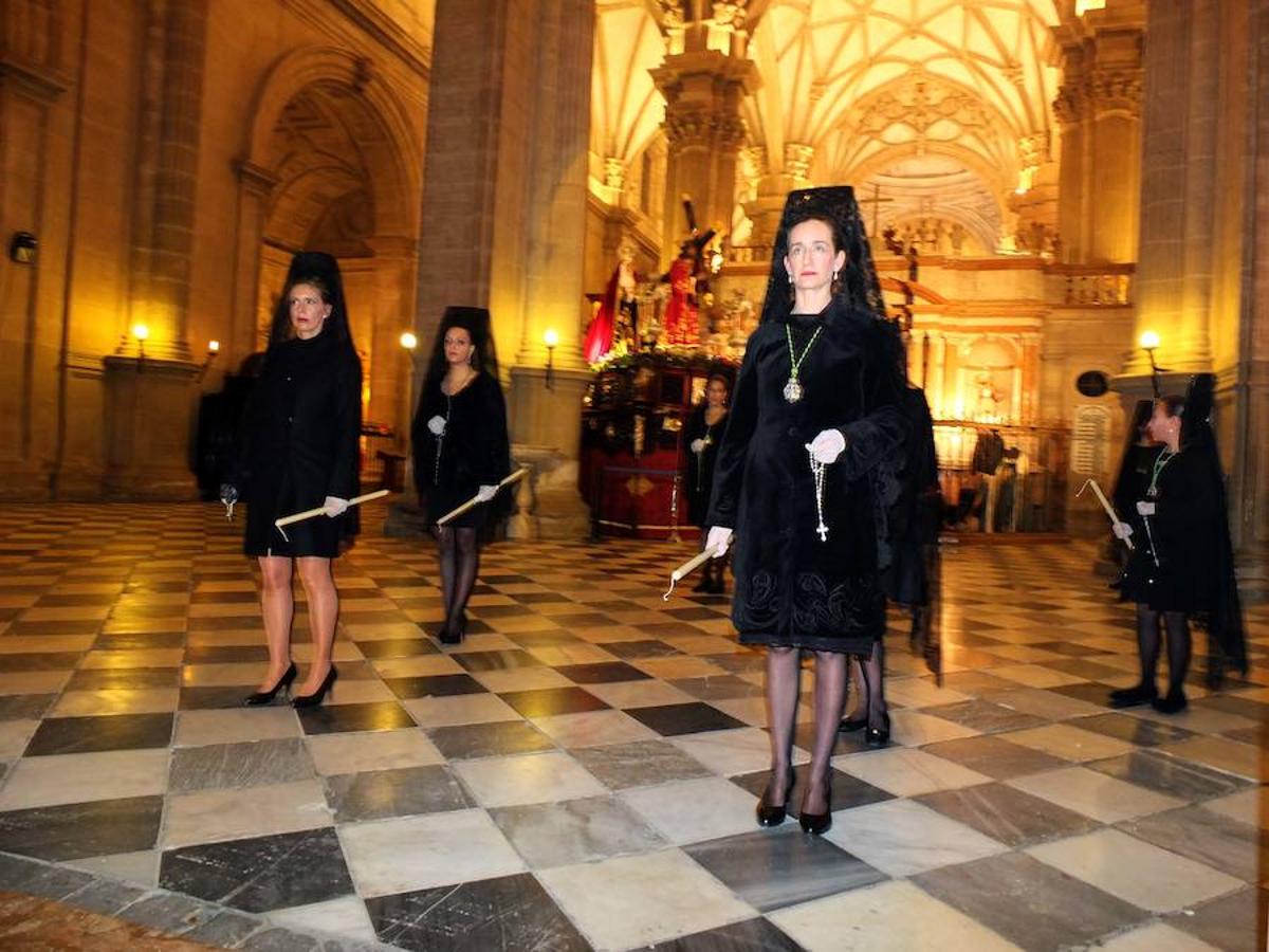 El Miércoles Santo comenzó con la Virgen de la Esperanza. El palio de la Esperanza fue recibida con los sones de 'Siempre Macarena' y 'Coronada de Amor' interpretadas por la Banda Felipe Moreno de Cúllar Vega