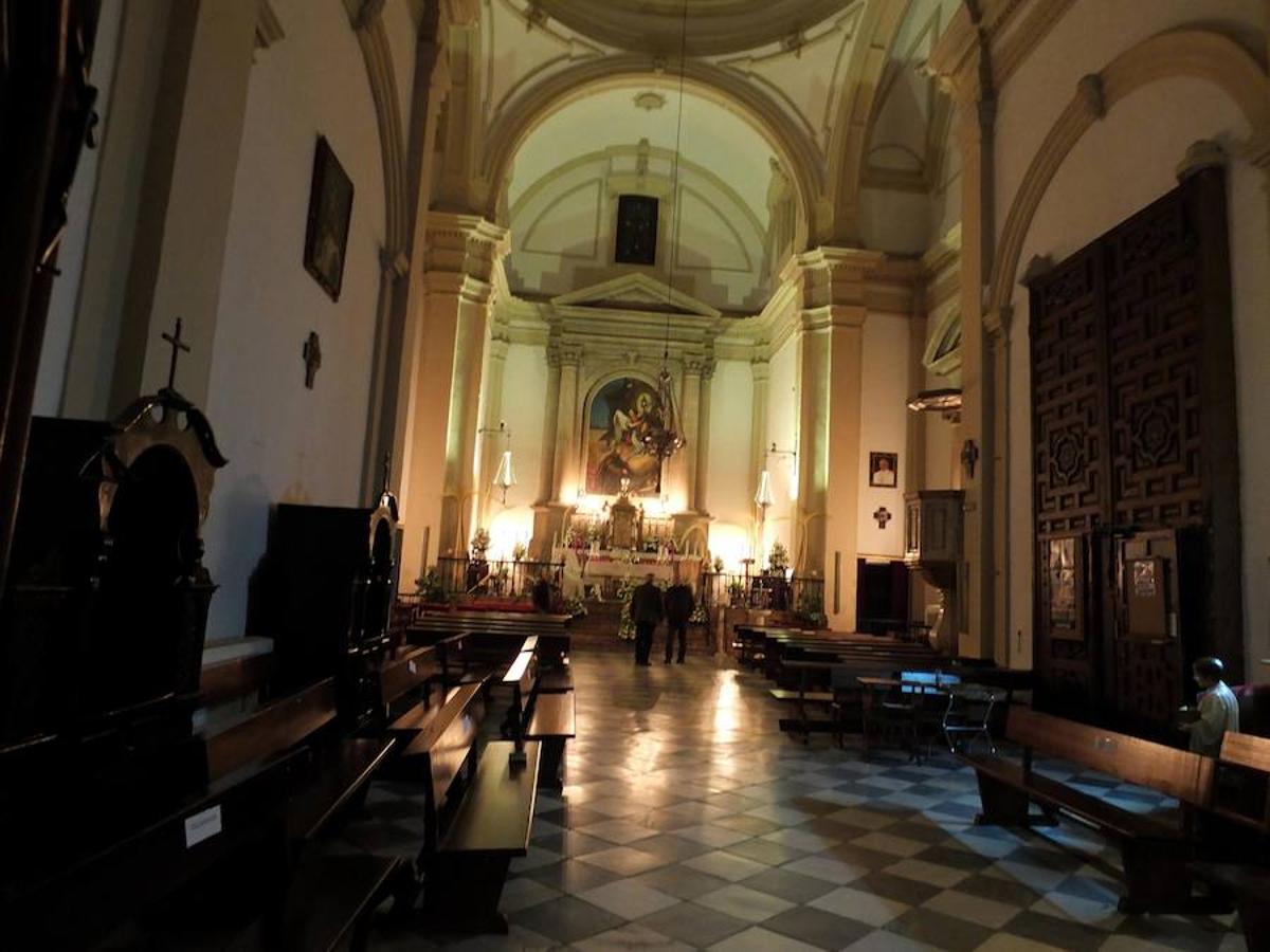El Miércoles Santo comenzó con la Virgen de la Esperanza. El palio de la Esperanza fue recibida con los sones de 'Siempre Macarena' y 'Coronada de Amor' interpretadas por la Banda Felipe Moreno de Cúllar Vega