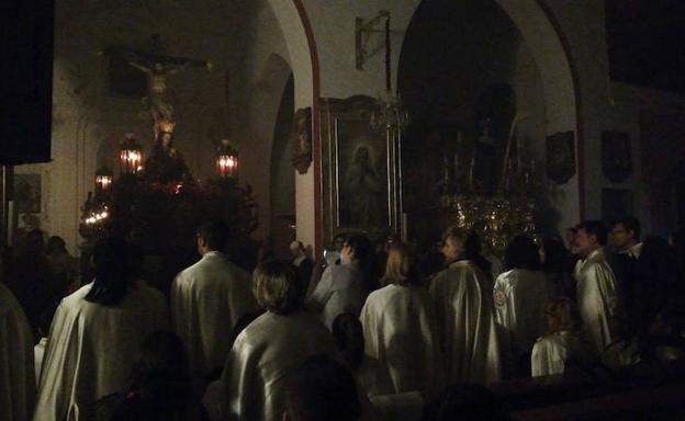 Los hermanos de los Favores rezaron el viacrucis en el interior del templo. 