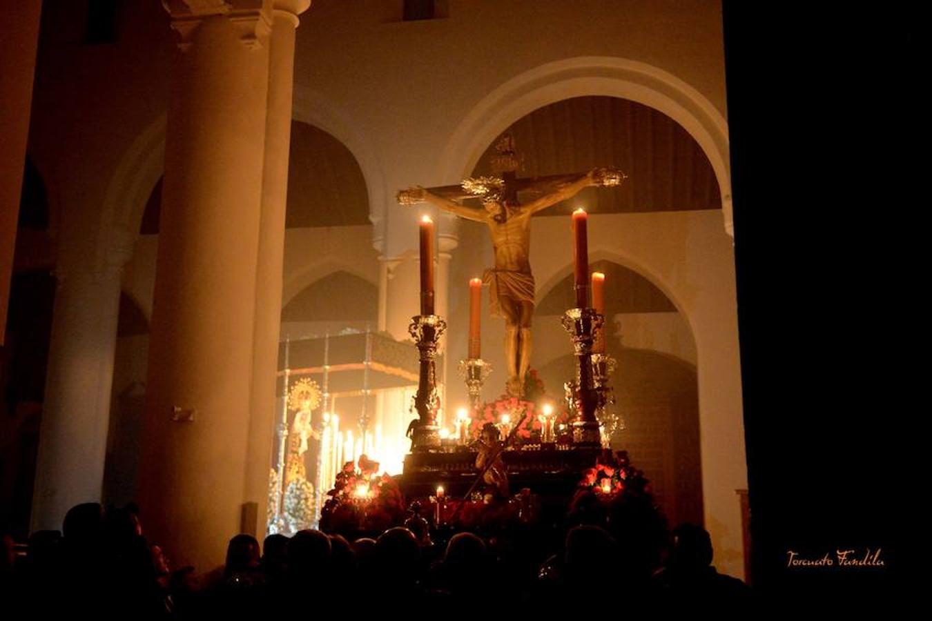 La Hermandad del Cristo de la Luz realizó la procesión del silencio en la medianoche del Viernes Santo. Por la mañana sus dos pasos salieron a la calle.