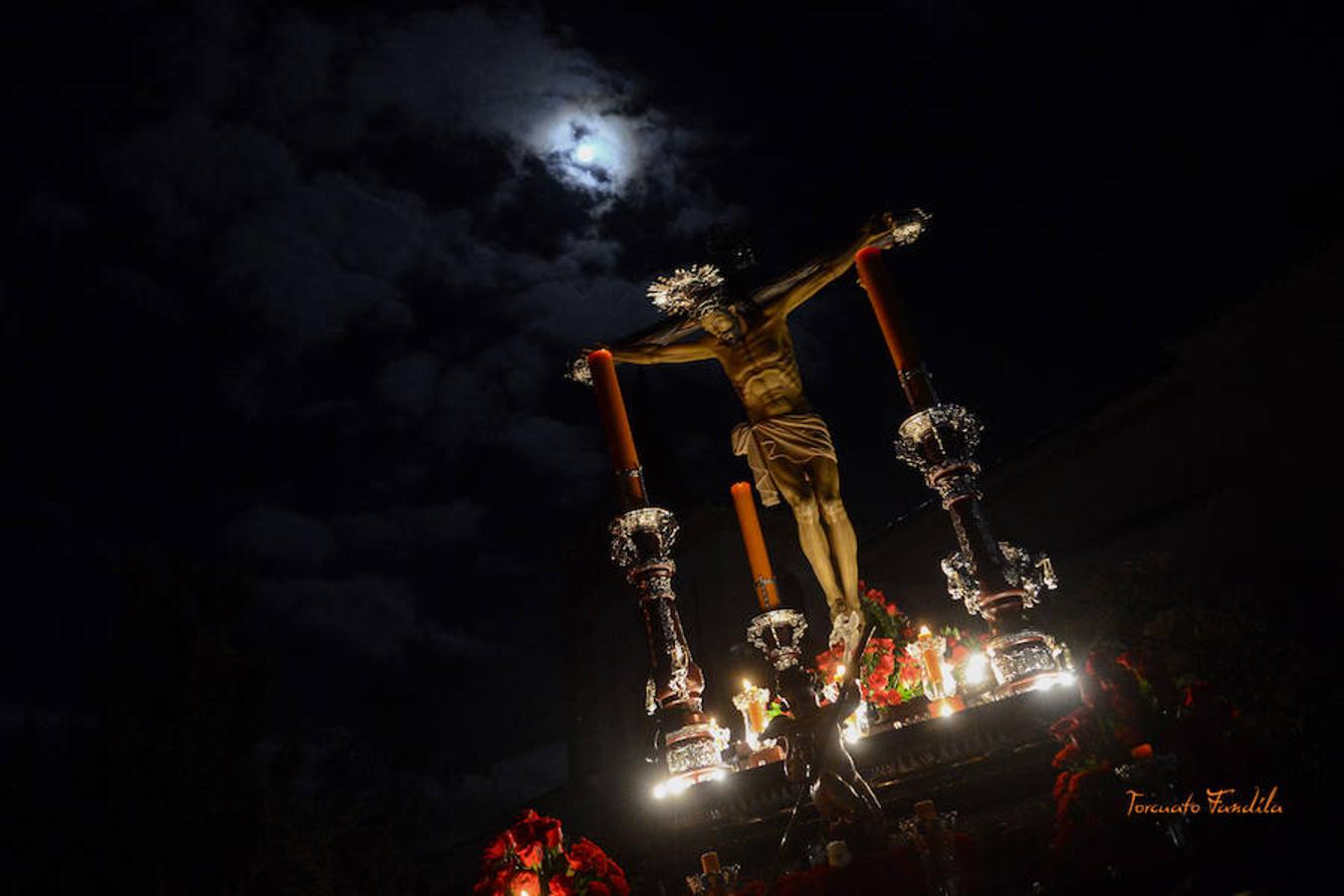 La Hermandad del Cristo de la Luz realizó la procesión del silencio en la medianoche del Viernes Santo. Por la mañana sus dos pasos salieron a la calle.