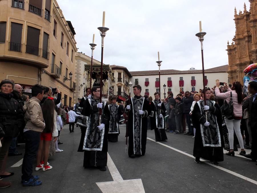 El palio de la Virgen de los Dolores recorrió las calles de Guadix acompañada de la Banda de Música Villa de Íllora