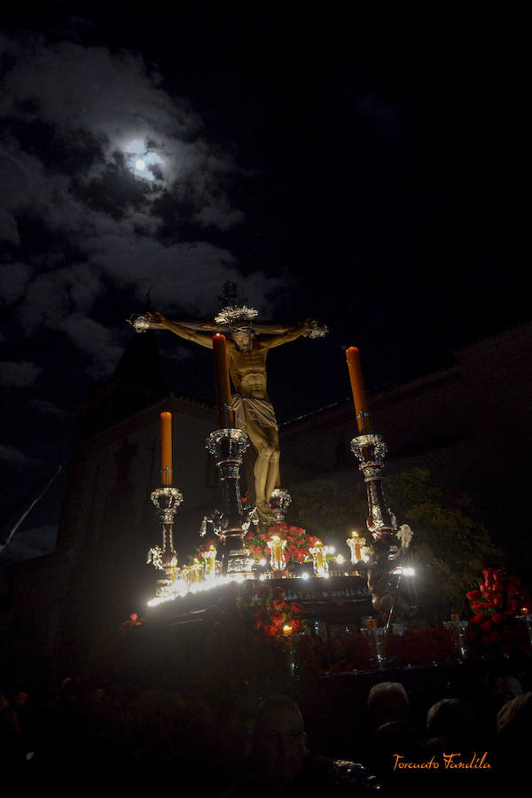 La Hermandad del Cristo de la Luz realizó la procesión del silencio en la medianoche del Viernes Santo. Por la mañana sus dos pasos salieron a la calle.