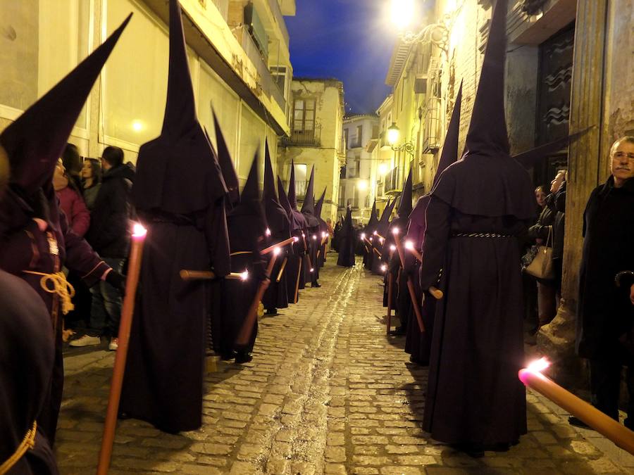La hermandad mantuvo el acto de imposición de las llaves a la imagen de Jesús Nazareno, pese a que recientemente la clausura haya cerrado sus puertas. La persona encargada de subir a la peana para poner las llaves del convento en las manos del Nazareno fue Francisco Gabarrón Navarro