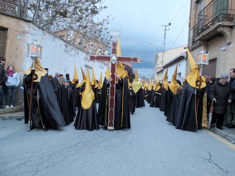 La reina de San Miguel partió de su templo para el tradicional encuentro con el Santo Sepulcro acompañada de numerosos devotos y sanmigueleños que rodeaban el paso. Acompañaba al paso la Banda Sinfónica Municipal de Guadix.