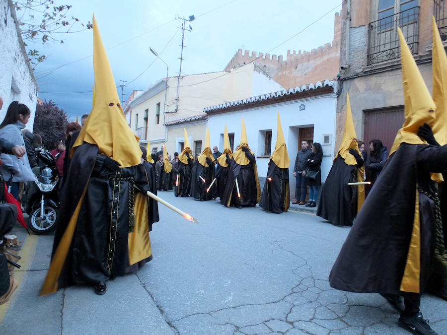 La reina de San Miguel partió de su templo para el tradicional encuentro con el Santo Sepulcro acompañada de numerosos devotos y sanmigueleños que rodeaban el paso. Acompañaba al paso la Banda Sinfónica Municipal de Guadix.