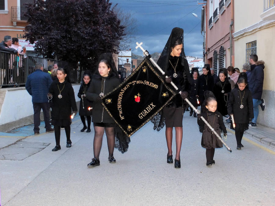 La reina de San Miguel partió de su templo para el tradicional encuentro con el Santo Sepulcro acompañada de numerosos devotos y sanmigueleños que rodeaban el paso. Acompañaba al paso la Banda Sinfónica Municipal de Guadix.