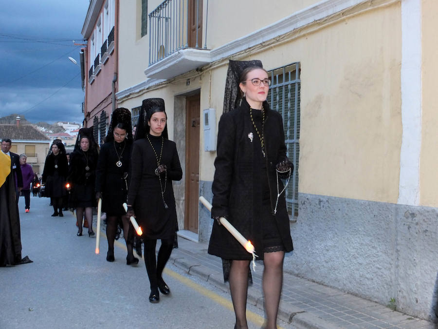 La reina de San Miguel partió de su templo para el tradicional encuentro con el Santo Sepulcro acompañada de numerosos devotos y sanmigueleños que rodeaban el paso. Acompañaba al paso la Banda Sinfónica Municipal de Guadix.