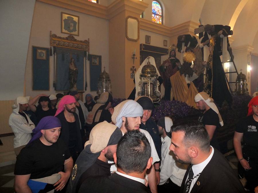 La Hermandad del Descendimiento retrasó su salida un cuarto de hora ante la amenaza de lluvia. La hermandad se echó a la calle y pudo completar su itineario sin dificultades.