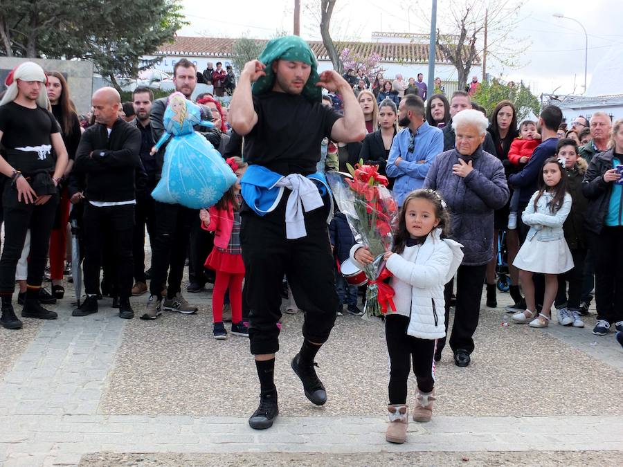 La Hermandad del Descendimiento retrasó su salida un cuarto de hora ante la amenaza de lluvia. La hermandad se echó a la calle y pudo completar su itineario sin dificultades.
