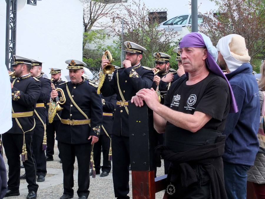 La Hermandad del Descendimiento retrasó su salida un cuarto de hora ante la amenaza de lluvia. La hermandad se echó a la calle y pudo completar su itineario sin dificultades.