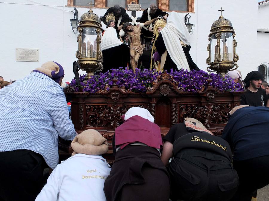 La Hermandad del Descendimiento retrasó su salida un cuarto de hora ante la amenaza de lluvia. La hermandad se echó a la calle y pudo completar su itineario sin dificultades.