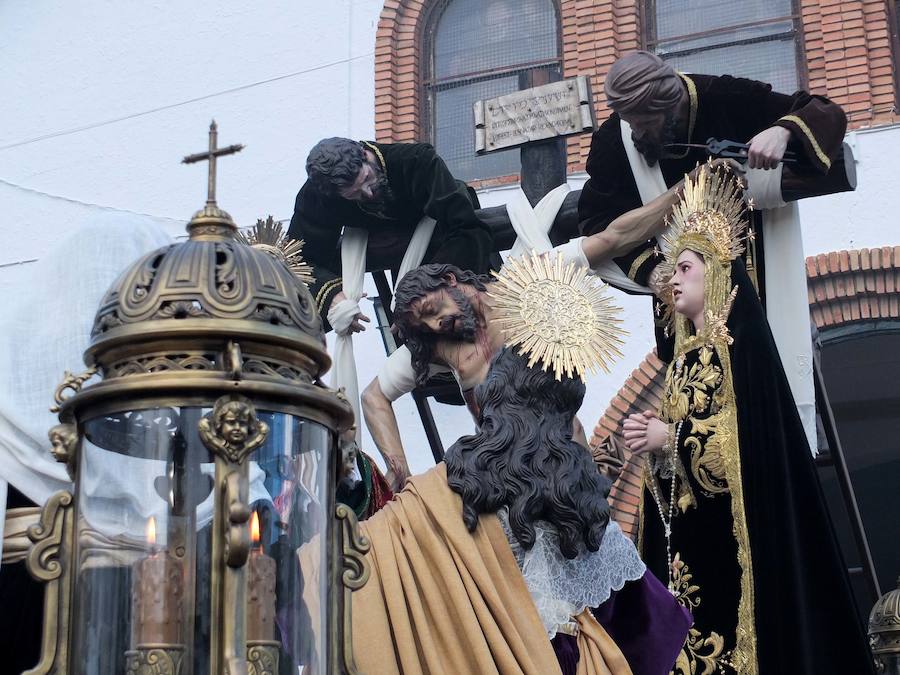 La Hermandad del Descendimiento retrasó su salida un cuarto de hora ante la amenaza de lluvia. La hermandad se echó a la calle y pudo completar su itineario sin dificultades.