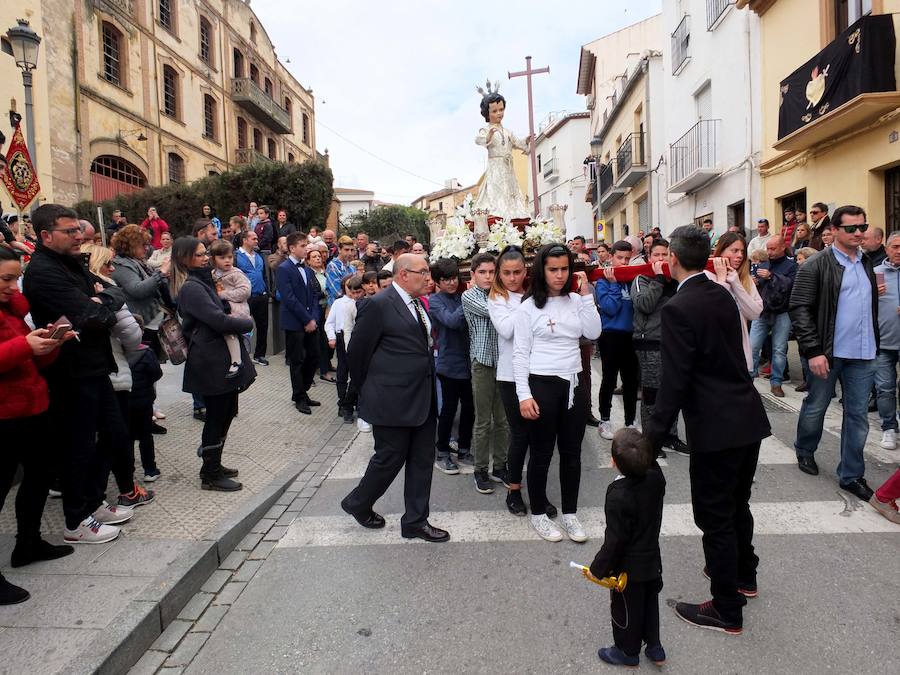 La Semana Santa de Guadix se despide con la alegría de la procesión del Dulce Nombre. El paso fue portado por los horquilleros más jóvenes de nuestra Semana Santa y estuvo acompañado musicalmente por la Agrupación Musical Cristo del Perdón de Guadix.