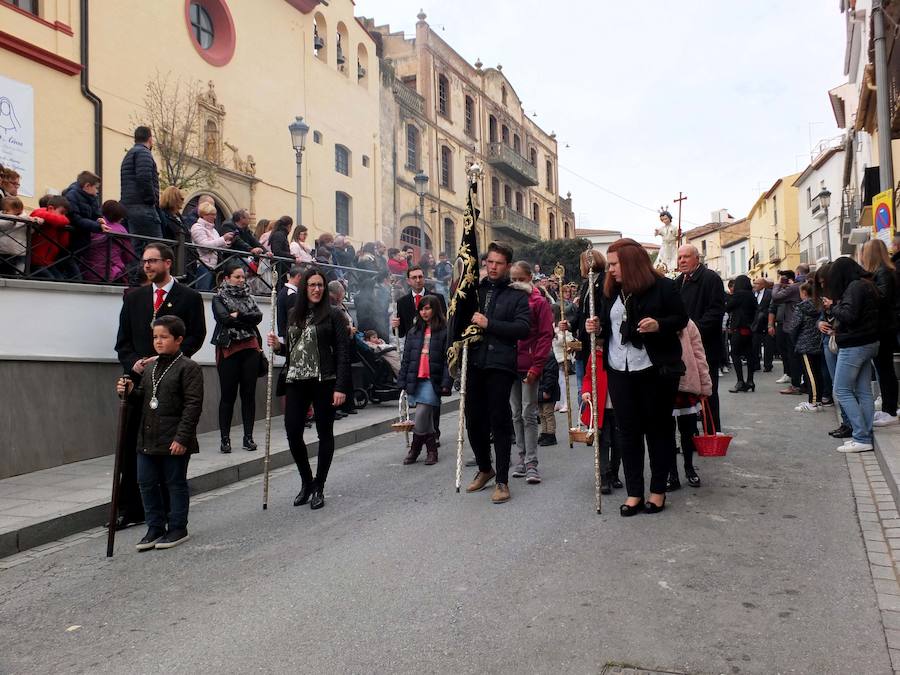 La Semana Santa de Guadix se despide con la alegría de la procesión del Dulce Nombre. El paso fue portado por los horquilleros más jóvenes de nuestra Semana Santa y estuvo acompañado musicalmente por la Agrupación Musical Cristo del Perdón de Guadix.