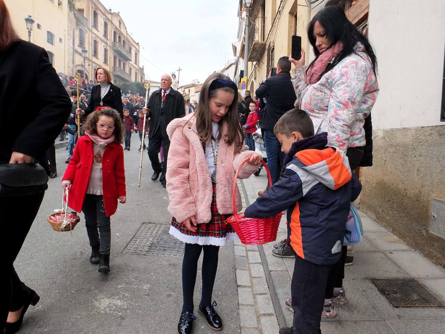 La Semana Santa de Guadix se despide con la alegría de la procesión del Dulce Nombre. El paso fue portado por los horquilleros más jóvenes de nuestra Semana Santa y estuvo acompañado musicalmente por la Agrupación Musical Cristo del Perdón de Guadix.