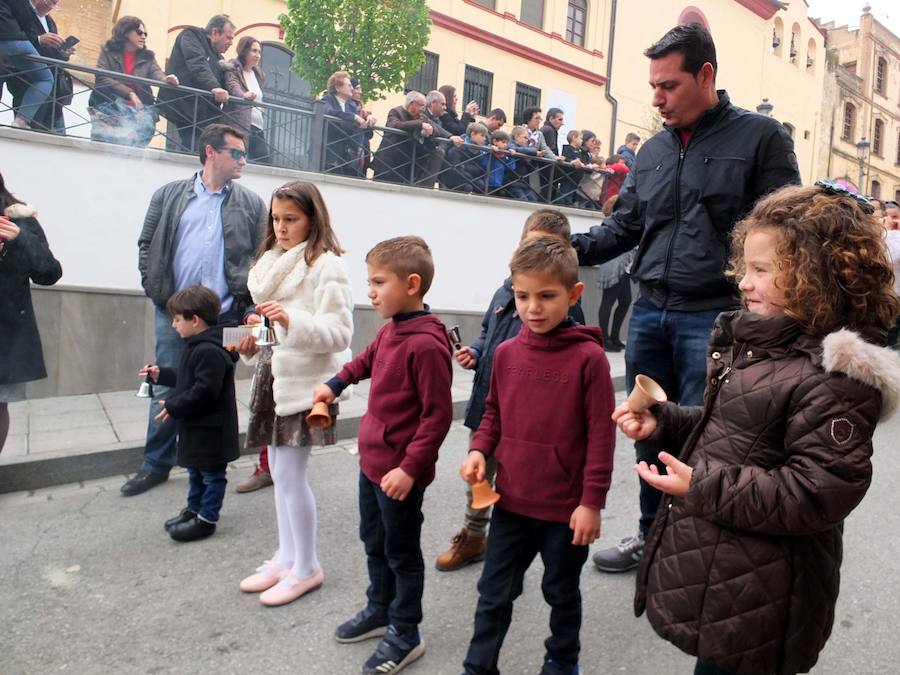 La Semana Santa de Guadix se despide con la alegría de la procesión del Dulce Nombre. El paso fue portado por los horquilleros más jóvenes de nuestra Semana Santa y estuvo acompañado musicalmente por la Agrupación Musical Cristo del Perdón de Guadix.