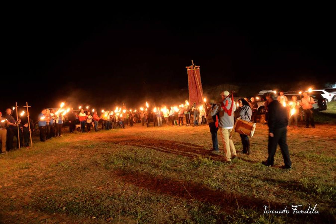 El primero de los actos en honor al patrón de Guadix, la romería de Face Retama, se celebró este sábado 11 de mayo. Como es habitual, la romería contó con un gran número de devotos. Uno de los momentos más emotivos es la procesión de las antorchas.