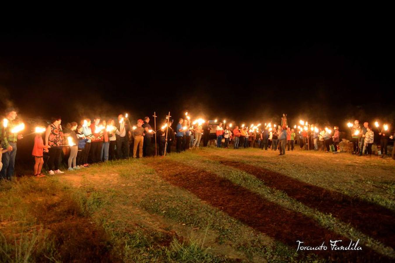 El primero de los actos en honor al patrón de Guadix, la romería de Face Retama, se celebró este sábado 11 de mayo. Como es habitual, la romería contó con un gran número de devotos. Uno de los momentos más emotivos es la procesión de las antorchas.