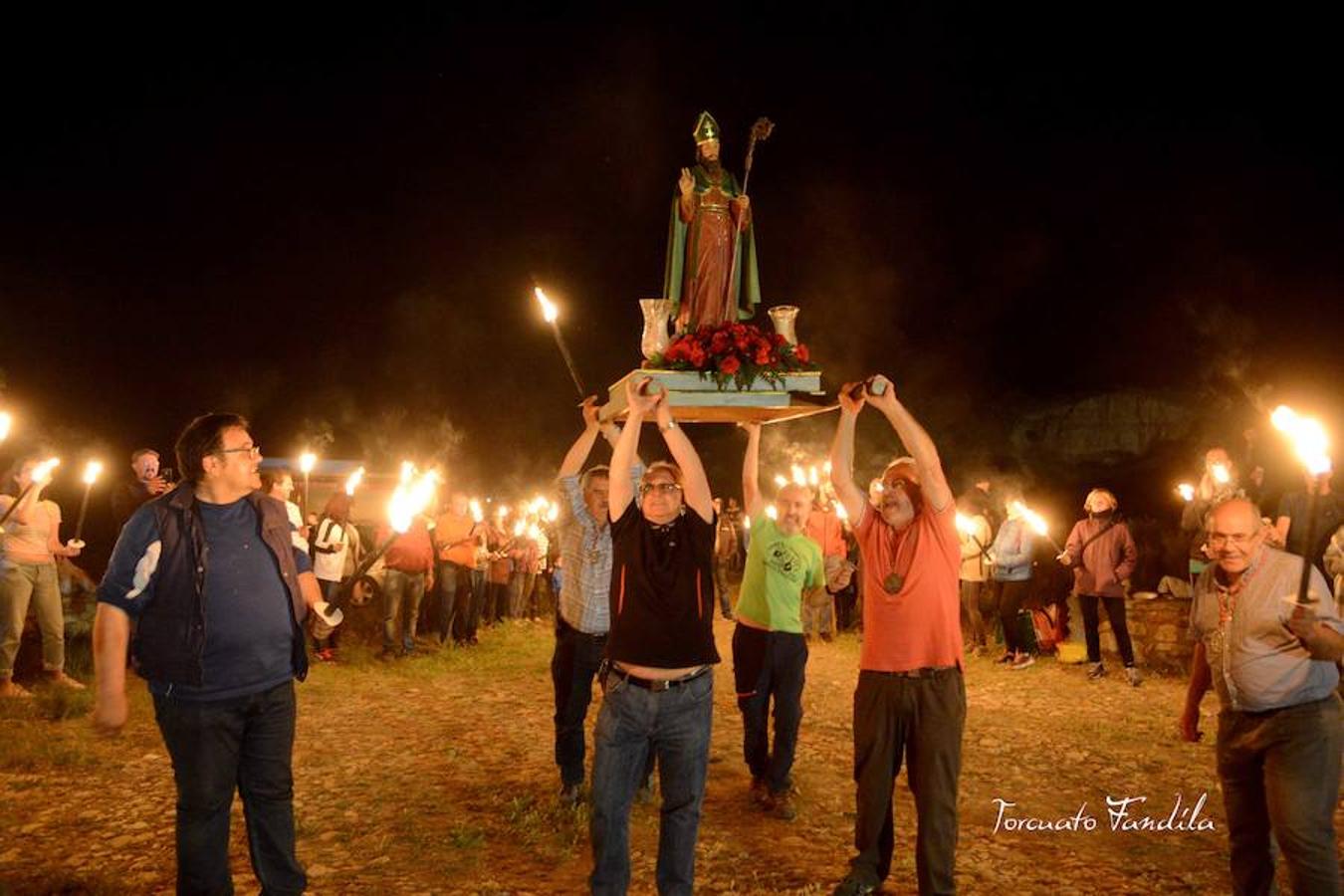 El primero de los actos en honor al patrón de Guadix, la romería de Face Retama, se celebró este sábado 11 de mayo. Como es habitual, la romería contó con un gran número de devotos. Uno de los momentos más emotivos es la procesión de las antorchas.