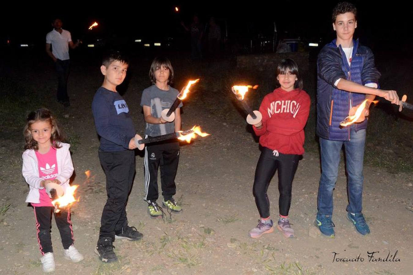 El primero de los actos en honor al patrón de Guadix, la romería de Face Retama, se celebró este sábado 11 de mayo. Como es habitual, la romería contó con un gran número de devotos. Uno de los momentos más emotivos es la procesión de las antorchas.