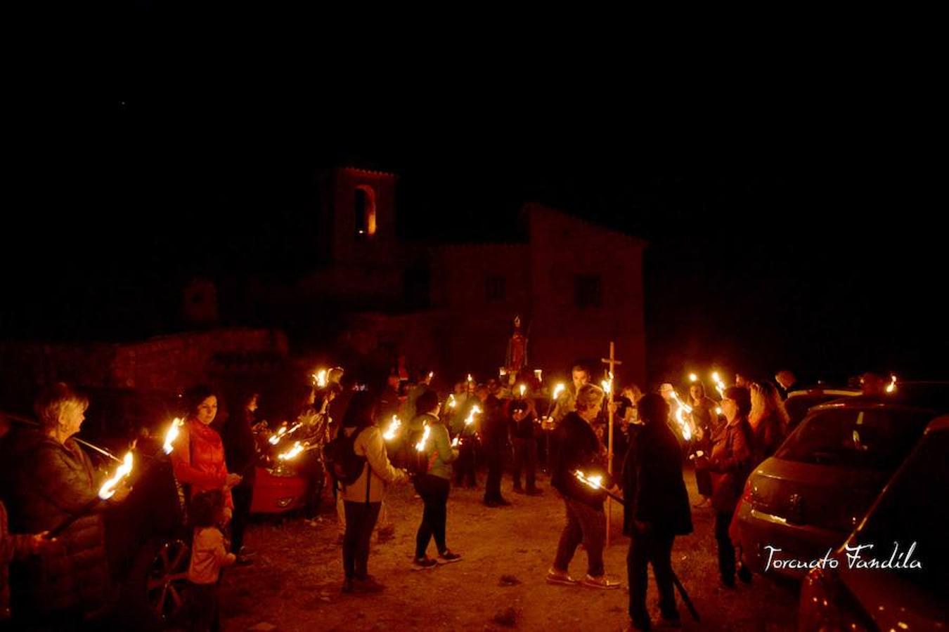 El primero de los actos en honor al patrón de Guadix, la romería de Face Retama, se celebró este sábado 11 de mayo. Como es habitual, la romería contó con un gran número de devotos. Uno de los momentos más emotivos es la procesión de las antorchas.