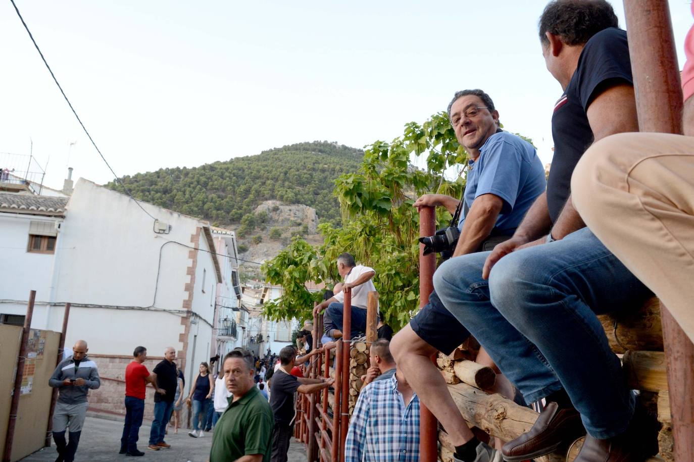 La localidad de Gor ha celebrado el primero de los tres encierros taurinos de las fiestas de San Cayetano. Se han corrido cuatro novillos de la ganadería Astolfi, que esta tarde serán lidiados por los primeros cuatro novilleros que este año aspiran al prestigioso trofeo Almendra de Plata. El encierro ha discurrido con normalidad y no se han tenido que lamentar incidentes de importancia. A juicio de algunos aficionados el paso de los novillos ha sido lento. 