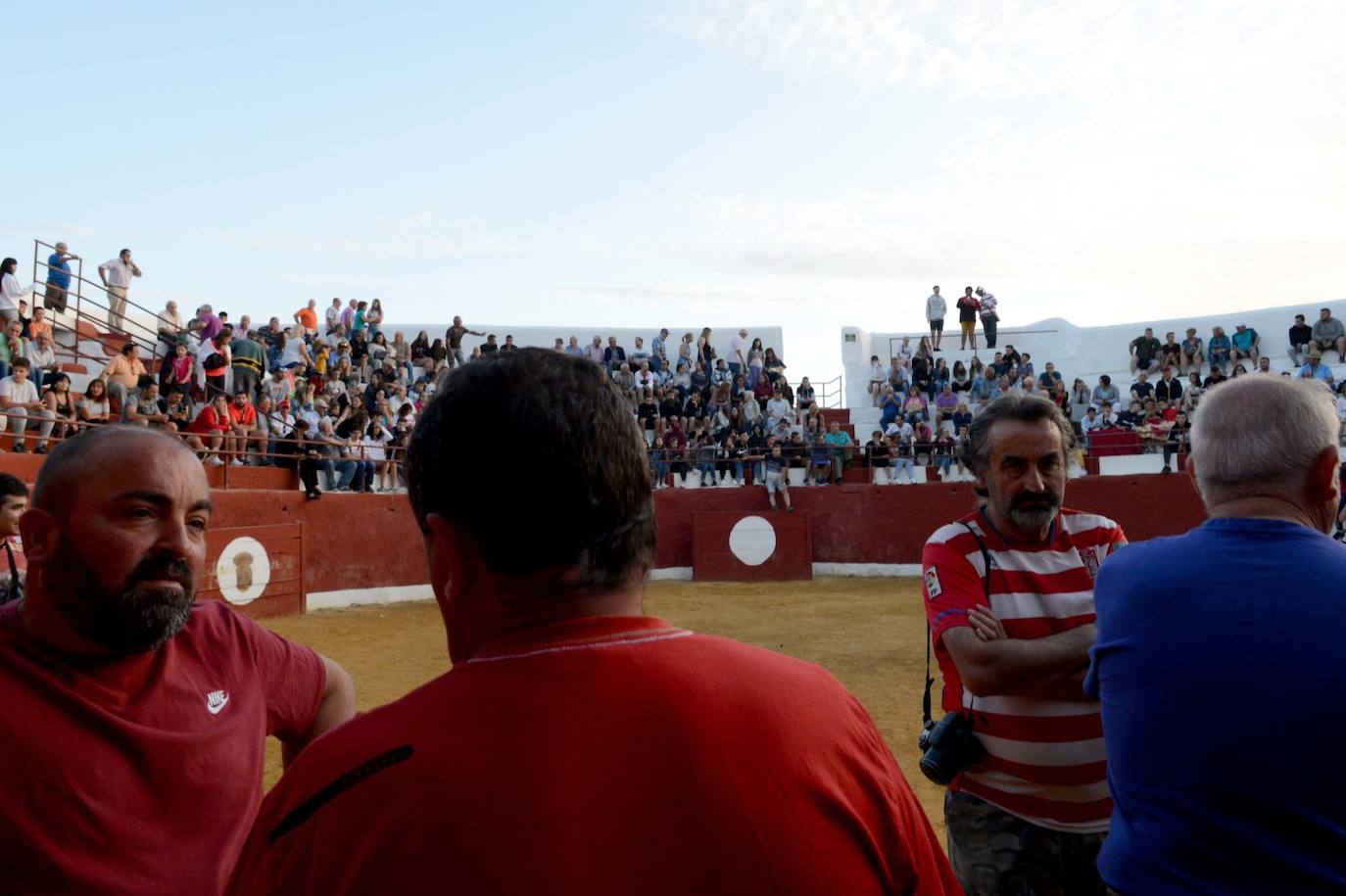 La localidad de Gor ha celebrado el primero de los tres encierros taurinos de las fiestas de San Cayetano. Se han corrido cuatro novillos de la ganadería Astolfi, que esta tarde serán lidiados por los primeros cuatro novilleros que este año aspiran al prestigioso trofeo Almendra de Plata. El encierro ha discurrido con normalidad y no se han tenido que lamentar incidentes de importancia. A juicio de algunos aficionados el paso de los novillos ha sido lento. 